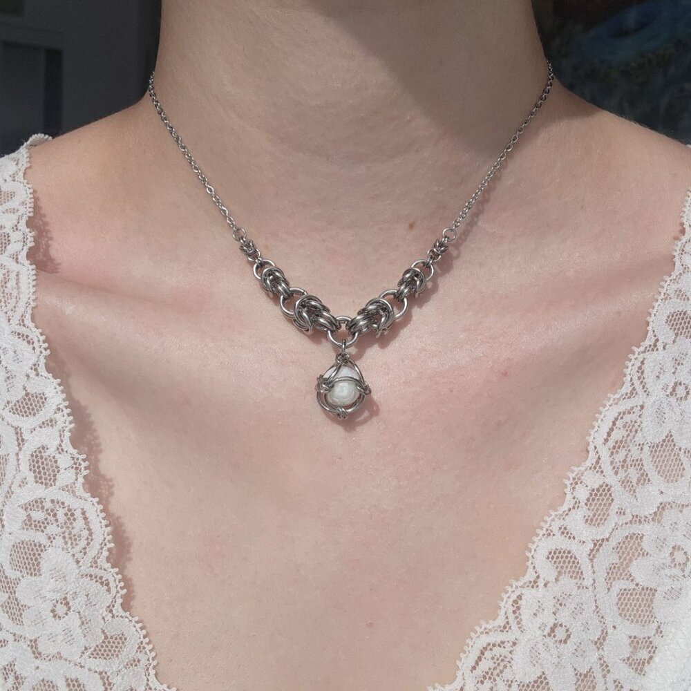 White pearl chainmaille choker necklace with a small silver chain - Picture 1 of 12